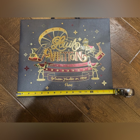 Louis Vuitton 2024 Holiday Shopping Bag - Picture 3 of 3